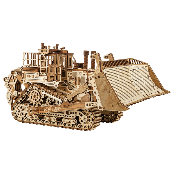 WoodTrick Terrain Titan volledig opgebouwd met groot bulldozerblad, cabine en houten rupsbanden