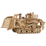 Volledig zijaanzicht van de WoodTrick Terrain Titan met rupsmechaniek en achterripper