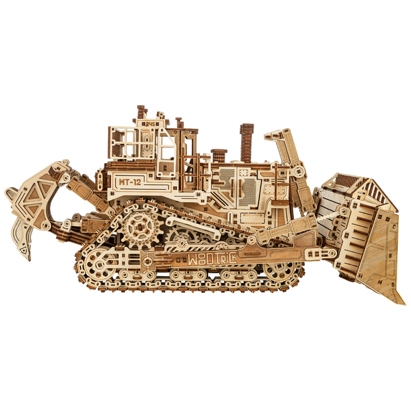 Andere zijde van de houten bulldozer met het blad omhoog en de achterripper zichtbaar