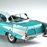 Close-up van het 1957 Chevy metalen bouwpakket van SlimSpul nederland b.v., met gedetailleerde vinnen, chromen accenten en rode achterlichten - een iconisch eerbetoon aan klassieke Americana uit de jaren '50 tegen een lichte achtergrond.