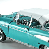 Close-up van het 1957 Chevy metalen bouwpakket van SlimSpul nederland b.v.: een turquoise en zilveren modelauto met gedetailleerde zijkanten, interieur, stuur en voorstoelen - perfect voor fans van klassieke jaren '50 Americana.
