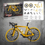 Een gele Mountainbike Metalen Bouwpakket (1:8, Diverse Kleuren) van SlimSpul nederland b.v. met 32 onderdelen wordt gemonteerd en los getoond, inclusief afmetingen en verpakking - een origineel cadeau voor fietsliefhebbers.