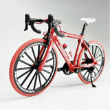 Een close-up van het Mountainbike Metalen Bouwpakket (1:8, Diverse Kleuren) van SlimSpul nederland b.v.- een gedetailleerd miniatuur sportief fietsmodel met rood-zwarte accenten, wit zadel en realistische sturen; een origineel cadeau voor fietsfans.