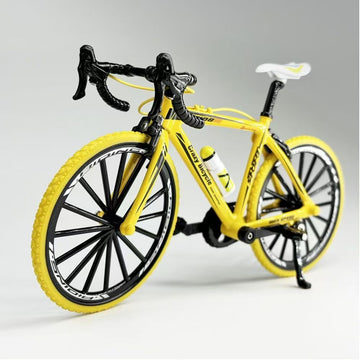Gele mountainbike-miniatuur in schaal 1:8 met spaakwielen, gebogen stuur, bidon en standaard