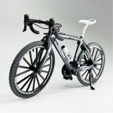 Het Mountainbike Metalen Bouwpakket (1:8, Diverse Kleuren) van SlimSpul nederland b.v. is een sportief fietsmodel-een origineel cadeau voor de fietsfanaat of een perfecte aanvulling op je miniatuur mountainbike collectie. Gefotografeerd op lichtgrijs.