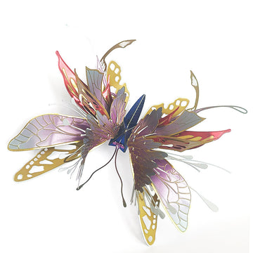 Fantasievlinder Design 1 als metalen bouwmodel met gelaagde roze, paarse, gouden en blauwe vleugels