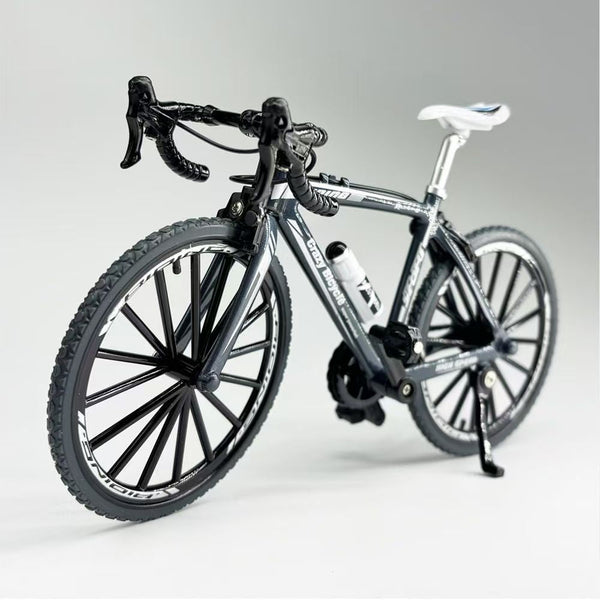 Het Mountainbike Metalen Bouwpakket (1:8, Diverse Kleuren) van SlimSpul nederland b.v. is een sportief miniatuur fietsmodel met zwart-zilveren frame, spaakwielen, drop stuur en wit zadel-een origineel cadeau voor fietsliefhebbers.