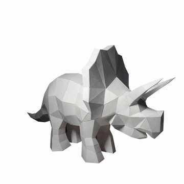 Vrijstaande witte Torosaurus als geometrisch 3D papiermodel met twee lange hoorns en brede nekkraag