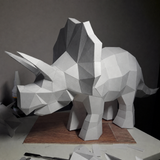 Groot wit Torosaurus papiermodel op een werktafel tijdens de bouw
