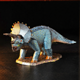 Kleurrijke metalen Triceratops volledig opgebouwd op een donkere ondergrond met warm zijlicht