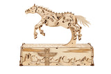 De WoodTrick Mechanical Mustang is een technisch bouwpakket paard van WoodTrick, met zichtbare tandwielen, scharnieren en fraaie gravures - het perfecte modelbouwproject voor volwassenen.