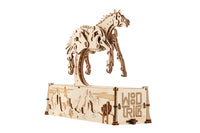 De WoodTrick Mechanical Mustang is een technisch houten bouwpakket paard op een decoratieve basis, gegraveerd met bergen, cactussen en 'WOD TRIC'-perfect voor modelbouw voor volwassenen.
