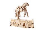 De WoodTrick Mechanical Mustang is een technisch houten bouwpakket paard op een decoratieve basis, gegraveerd met bergen, cactussen en 'WOD TRIC'-perfect voor modelbouw voor volwassenen.