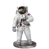Het SlimSpul Apollo 11 astronaut - metalen bouwpakket heeft een astronaut in een wit pak met een reflecterend vizier en Amerikaanse vlag op een grijze maanbasis - een ideaal maanlandingsmodel voor verzamelaars.