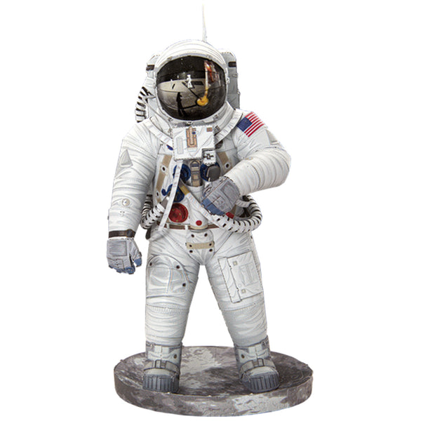 Het SlimSpul Apollo 11 astronaut - metalen bouwpakket heeft een astronaut in een wit pak met een reflecterend vizier en Amerikaanse vlag op een grijze maanbasis - een ideaal maanlandingsmodel voor verzamelaars.