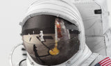 Een close-up van het SlimSpul Apollo 11 astronaut - metalen bouwpakket helmvizier, dat een maangolfscène met een vlag en bal weerspiegelt - een opvallend eerbetoon aan dit historische model.