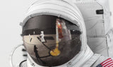 Een close-up van het SlimSpul Apollo 11 astronaut - metalen bouwpakket helmvizier, dat een maangolfscène met een vlag en bal weerspiegelt - een opvallend eerbetoon aan dit historische model.