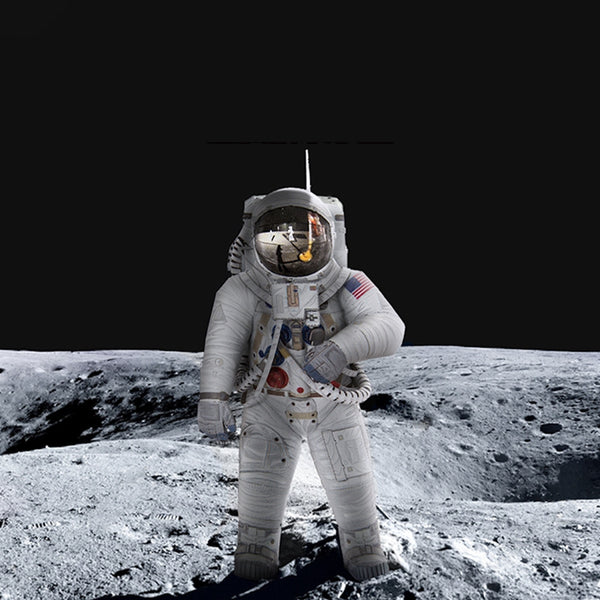 Een astronaut in een wit ruimtepak staat op de maan, het vizier reflecteert een ander en de maanlander - net als bij de SlimSpul Apollo 11 astronaut - metalen bouwpakket.