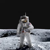 Een astronaut in een wit ruimtepak staat op de maan, het vizier reflecteert een ander en de maanlander - net als bij de SlimSpul Apollo 11 astronaut - metalen bouwpakket.