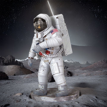 Een Apollo 11 astronaut in een wit ruimtepak staat op het rotsachtige oppervlak van de maan met daarachter bergen en een planeet - net als het in elkaar zetten van het SlimSpul Apollo 11 astronaut - metalen bouwpakket van de historische maanlanding.