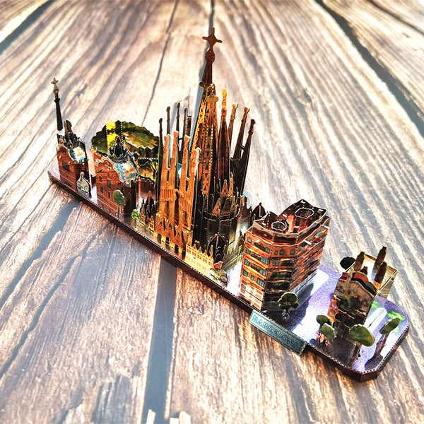 Barcelona metalen architectuurmodel schuin van voren met de Sagrada Familia als middelpunt