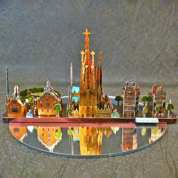 Compleet Barcelona metalen stadsgezicht met Sagrada Familia, Park Guell en kleurrijke modernistische gevels op een spiegel
