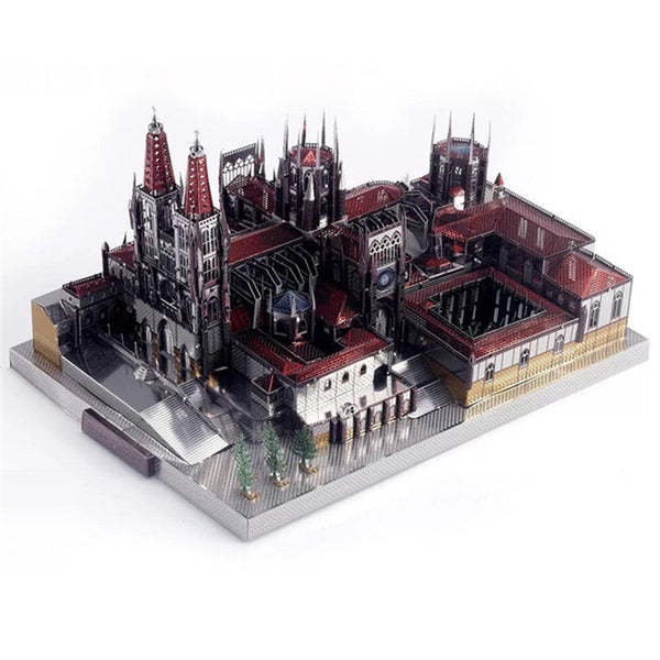 De Kathedraal van Burgos Metalen Bouwpakket van SlimSpul nederland b.v. is een gedetailleerd gotisch Spaans miniatuur met rode daken, meerdere torens, boogvensters en een binnenplaats op een rechthoekige basis.