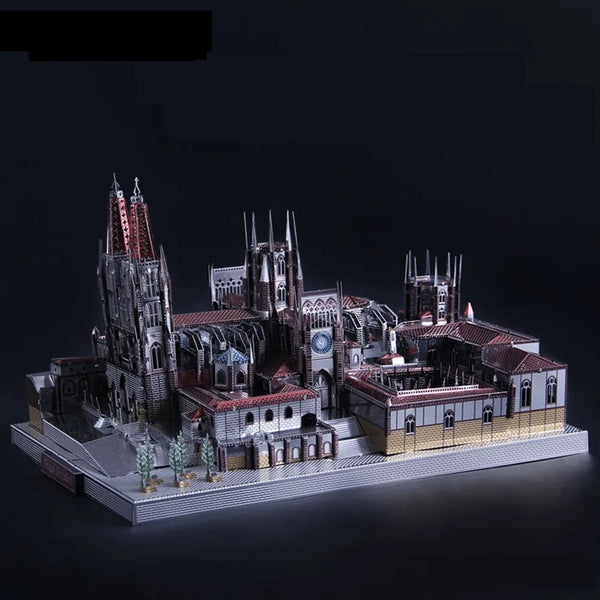 De Kathedraal van Burgos Metalen Bouwpakket - Gotisch Spaans Miniatuur van SlimSpul nederland b.v. toont een 3D metalen model met torens, gotische ramen en rode daken, fraai gepresenteerd tegen een donkere achtergrond.