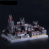 De Kathedraal van Burgos Metalen Bouwpakket - Gotisch Spaans Miniatuur van SlimSpul nederland b.v. bevat gedetailleerde torens, spitsbogen en rode daken, en toont gotische architectuur in een metalen bouwset tegen een donkere achtergrond.
