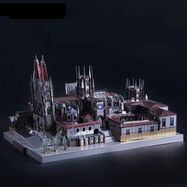 Het Kathedraal van Burgos Metalen Bouwpakket - Gotisch Spaans Miniatuur van SlimSpul nederland b.v. toont gotische architectuur met torens, bogen en rode daken op een rechthoekige basis tegen een donkere achtergrond.