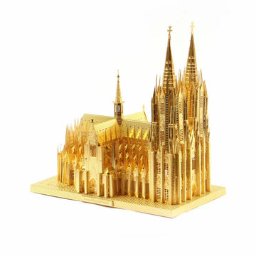 Een gedetailleerde gouden Kathedraal van Keulen Metalen Bouwpakket - Duits Gotisch Miniatuur van SlimSpul nederland b.v., met hoge torenspitsen en fijne details op een rechthoekige basis-ideaal voor metalen modelbouwliefhebbers.