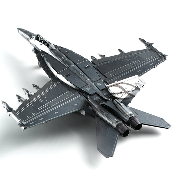 Het F-A-18 Hornet metalen bouwpakket van SlimSpul nederland b.v. is een modelbouw van een moderne straaljager in donkergrijs en zwart, getoond vanuit een bovenste achterhoek met zichtbare raketten en staartvinnen.