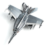 Het SlimSpul nederland b.v. F-A-18 Hornet metalen bouwpakket is een gedetailleerd model van een marine-straaljager met vleugelraketten en dubbele motoren, getoond van bovenaf op een witte achtergrond.