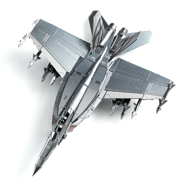 Het SlimSpul nederland b.v. F-A-18 Hornet metalen bouwpakket is een gedetailleerd model van een marine-straaljager met vleugelraketten en dubbele motoren, getoond van bovenaf op een witte achtergrond.