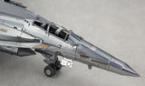 Close-up van de neus en cockpit van het F-A-18 Hornet metalen bouwpakket van SlimSpul nederland b.v., met gedetailleerde paneellijnen, landingsgestel en canopy op een effen lichtgekleurd oppervlak.