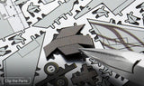 Een close-up toont een kniptang die een klein metalen stukje knipt van het SlimSpul nederland b.v. F-A-18 Hornet metalen bouwpakket, met de tekst "Clip the Parts" in de linkerbenedenhoek.