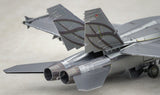 Close-up van de twin staartvinnen en uitlaatpijpen van de F-A-18 Hornet metalen bouwpakket van SlimSpul nederland b.v., met gedetailleerde paneellijnen-perfect als inspiratie voor modelbouwers.