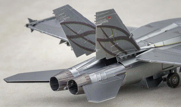 Close-up van de twin staartvinnen en uitlaatpijpen van de F-A-18 Hornet metalen bouwpakket van SlimSpul nederland b.v., met gedetailleerde paneellijnen-perfect als inspiratie voor modelbouwers.