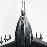 Bovenaanzicht van een SlimSpul nederland b.v. F-A-18 Hornet metalen bouwpakket model met raketten onder de vleugels, weergegeven op een effen witte achtergrond.