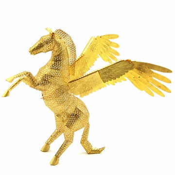Gouden Pegasus metalen bouwpakket als steigerend paard met opengewerkte romp en wijd uitgeslagen gegraveerde vleugels
