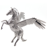 Het Pegasus Metalen Bouwpakket (Goud of Zilver) van SlimSpul nederland b.v. toont een mythisch gevleugeld paard uit de Griekse mythologie, opgaand op zijn achterpoten met gedetailleerde vleugels, op een effen witte achtergrond.