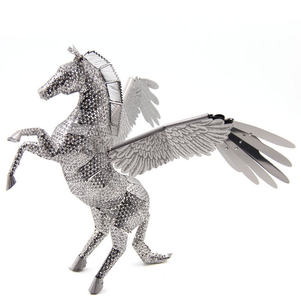 Het Pegasus Metalen Bouwpakket (Goud of Zilver) van SlimSpul nederland b.v. toont een mythisch gevleugeld paard uit de Griekse mythologie, opgaand op zijn achterpoten met gedetailleerde vleugels, op een effen witte achtergrond.