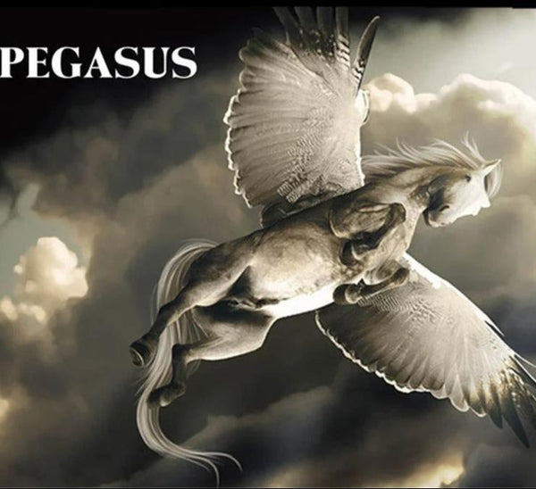Een mythisch gevleugeld paard uit de Griekse mythologie, het Pegasus Metalen Bouwpakket (Goud of Zilver) van SlimSpul nederland b.v., zweeft met gespreide vleugels door dramatische wolken, terwijl "PEGASUS" in witte letters linksboven staat.
