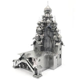 De Kerk van Gedaanteverandering Metalen Bouwpakket - Russisch Houten Meesterwerk Miniatuur van SlimSpul nederland b.v. is een gedetailleerd modelbouwpakket van een Russische kerk met meerdere uienkoepels, afgebeeld tegen een effen witte achtergrond.
