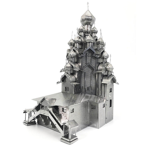 De Kerk van Gedaanteverandering Metalen Bouwpakket - Russisch Houten Meesterwerk Miniatuur van SlimSpul nederland b.v. is een gedetailleerd modelbouwpakket van een Russische kerk met meerdere uienkoepels, afgebeeld tegen een effen witte achtergrond.
