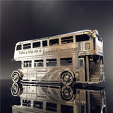 De Dubbeldekker Bus Metalen Bouwpakket van SlimSpul nederland b.v. toont een iconisch Londens voertuig met de tekst "Take a trip on a London landmark" op de zijkant en nummer 9 vooraan, afgebeeld tegen een donkere achtergrond.