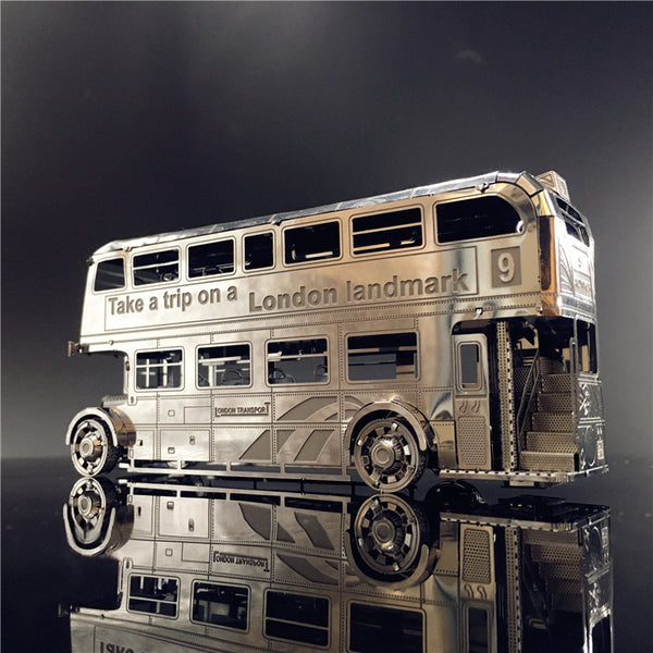 De Dubbeldekker Bus Metalen Bouwpakket van SlimSpul nederland b.v. toont een iconisch Londens voertuig met de tekst "Take a trip on a London landmark" op de zijkant en nummer 9 vooraan, afgebeeld tegen een donkere achtergrond.