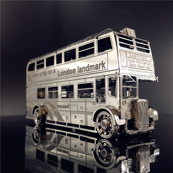De Dubbeldekker Bus Metalen Bouwpakket van SlimSpul nederland b.v. is een iconisch Londens voertuigmodel, schitterend weergegeven op een donkere ondergrond met details en bezienswaardigheden uit Londen.