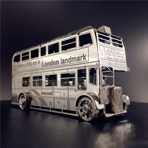 Het Dubbeldekker Bus Metalen Bouwpakket van SlimSpul nederland b.v. is een iconisch Londens model met gedetailleerde gravures, open ramen en routeschilden, inclusief een bordje: "Maak een tochtje op een Londens herkenningspunt.