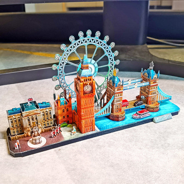 Londen metalen stadsgezicht schuin van voren met kloktoren, reuzenrad, brug en stadsdetails